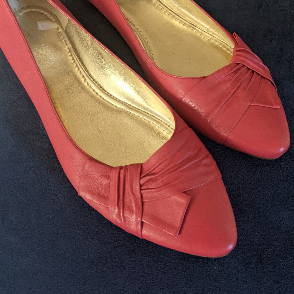 Nine West pointed toe flat with pink bow